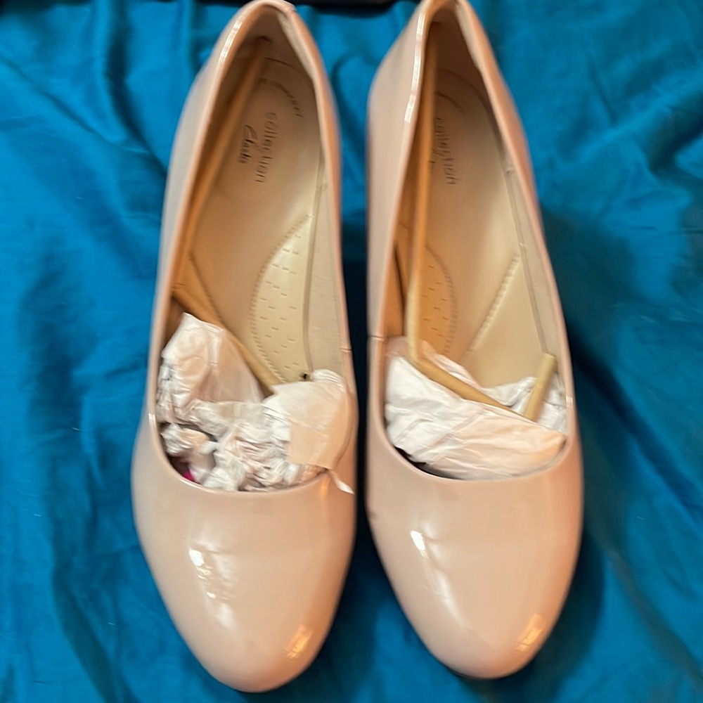 Beautiful new pair of pale pink pumps.